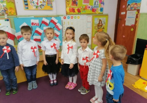 Dzieci w odświętnych strojach uczestniczą w akcji "Szkoła do hymnu".